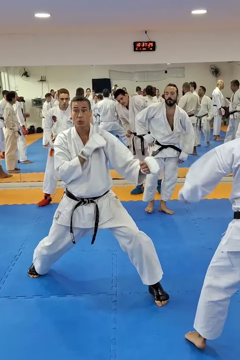 Jayme Sandall conduz o treino de kumite com o dojo cheio